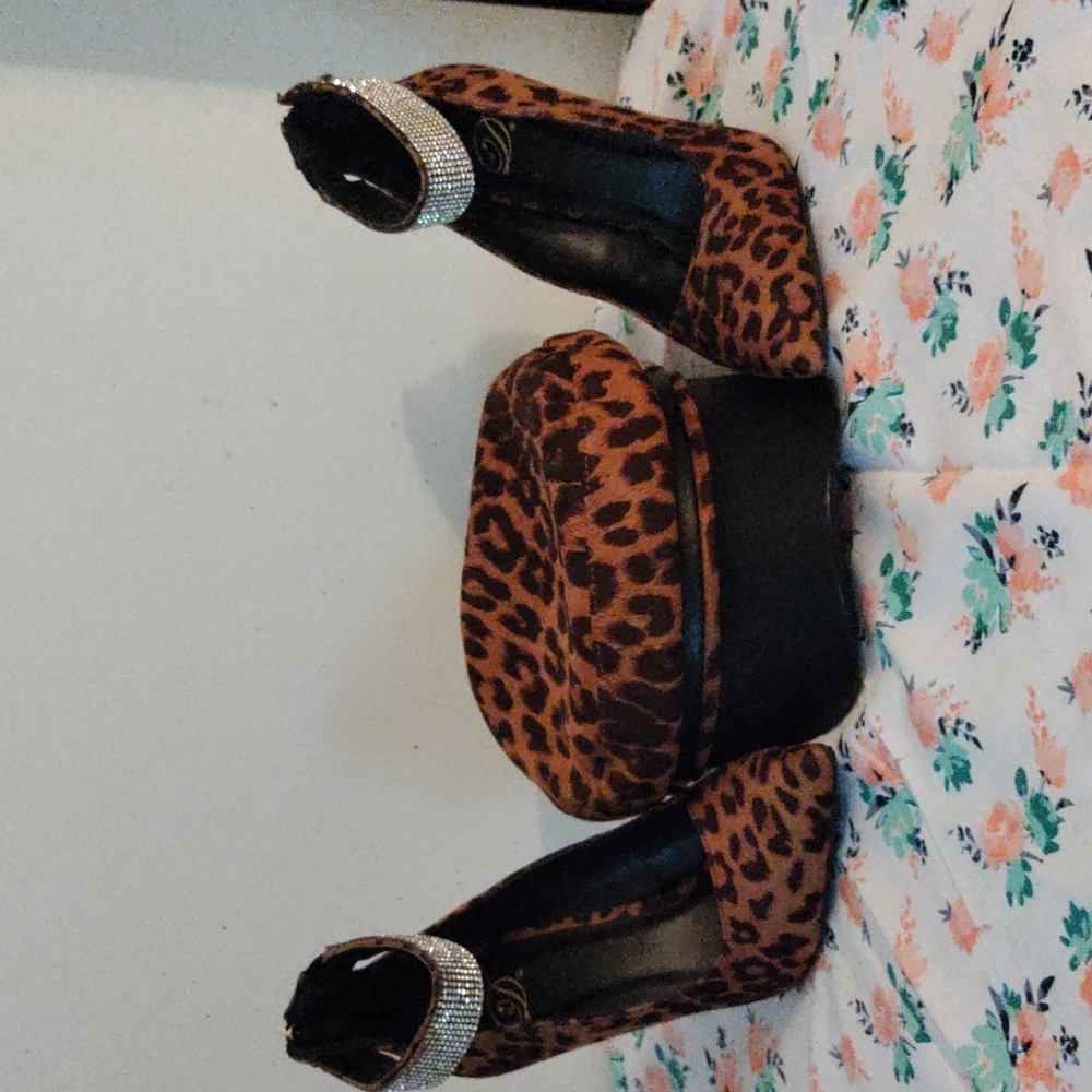 Animal print hat one size fit all. Animal print shoes size 7